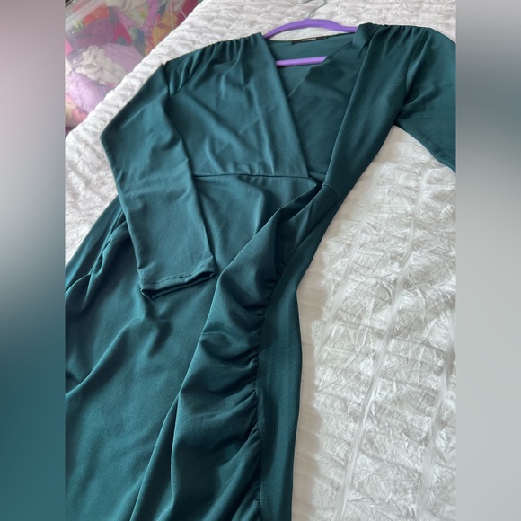 Forever 21 Dark Green Long Sleeved V Neck Fitted Dress Size Medium GUC - Picture 5 of 6